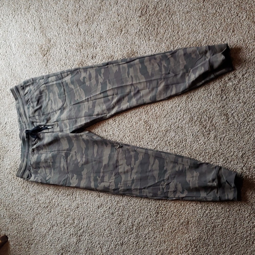 Zyia green camo unwind jogger size XL